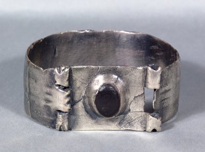 Silver bracelet with inset cabochon garnet, from the Aesica Hoard, Great Chesters, mid 1st to early 2nd century AD by Unbekannt Unbekannt